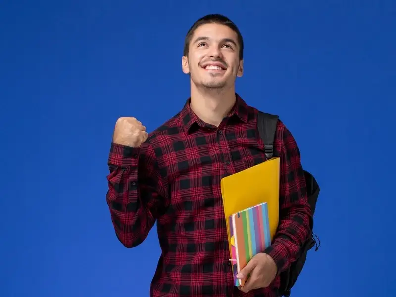 Estudante virtual utilizando recursos digitais para aprender de forma flexível