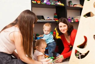 Curso gratuito de Auxiliar de Creche